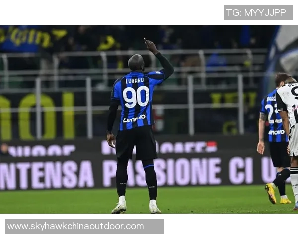 国米大胜AC米兰，稳坐意甲榜首，拉扎罗梅开二度助球队轻取对手