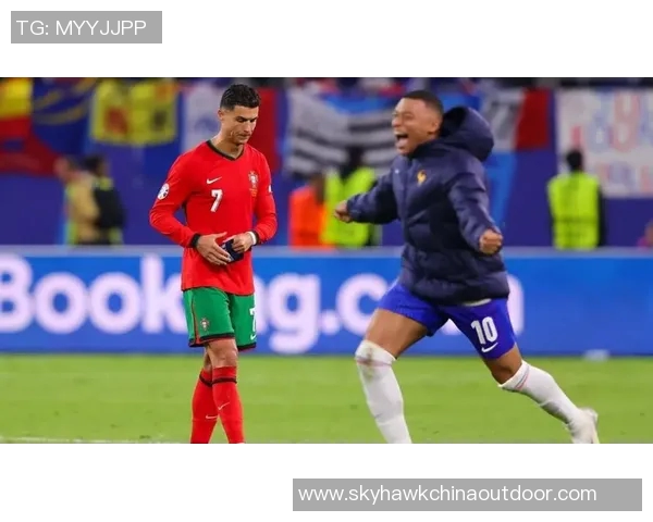 姆巴佩儿时梦想成真！与C罗合影留念，少年的足球梦即将启航